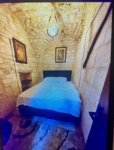 En eller flere senge i et værelse på EMKA historic boutique stone house + 4 billeder