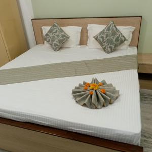 Un dormitorio con una cama con dos flores. en Shri Thakur Ji Niketan, en Vrindāvan