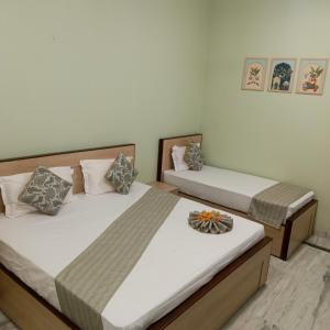 dos camas en una habitación con dos camas sidx sidx sidx en Shri Thakur Ji Niketan, en Vrindāvan