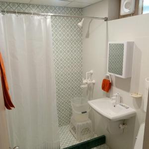 Un baño con ducha, inodoro y lavabo. en Shri Thakur Ji Niketan, en Vrindāvan