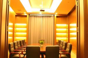 a conference room with a long table and chairs at Jinjiang Metropolo Hotel - Taiyuan Economic Development Zone in Taiyuan