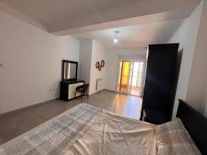 une chambre avec un lit et une télévision dans l'établissement F4 Bahia cozy appart 140m2 3 balcon strategic spot, à Oran