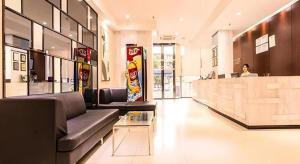 HepuにあるCity Comfort Inn Beihai Hepu Bus Terminalの店内のソファとバーのあるロビー