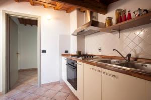 uma cozinha com um lavatório e um fogão em Casa Cosi Masaccio em Florença