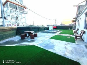 ポートディクソンにあるTeratak Saharah Homestayのパティオ(テーブル、ベンチ付) +6枚の写真