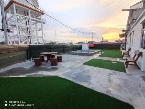 ポートディクソンにあるTeratak Saharah Homestayのパティオ(テーブル、ベンチ付)