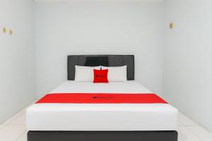 Gallery image of RedDoorz Syariah at Guest House Samira in Kanggraksan