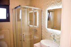 默主歌耶Hotel Holy Miracle的浴室配有淋浴和洗手池