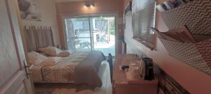 Ένα ή περισσότερα κρεβάτια σε δωμάτιο στο La pinède de Manon chambre cabanon +7 φωτογραφίες