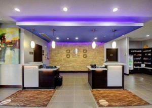 Sand SpringsにあるComfort Inn & Suites Tulsa I-44 West - Rt 66の店内の紫色の照明が付いたロビー