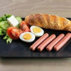 默主歌耶Hotel Holy Miracle的一盘食物，有鸡蛋、香肠和三明治。 更多7张照片