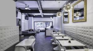 un restaurant avec des tables, des chaises et un miroir dans l'établissement Adante Hotel, a C-Two Hotel, à San Francisco