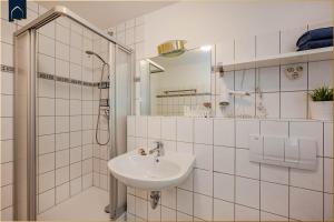 Koupelna v ubytování Waldsiedlung Waldhaus App 4.1 + 30 fotografií