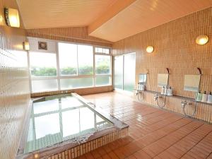 a large bathroom with a pool in the middle at Anori Seaside Hotel in Ōsasu