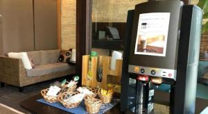 - un salon avec une table basse et des paniers dans l'établissement Hotel Bougainvillea Akebonobashi, à Tokyo