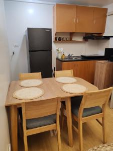 Η κουζίνα ή μικρή κουζίνα στο Charming 2BR Condo in Cambridge with WIFI, Smart TV