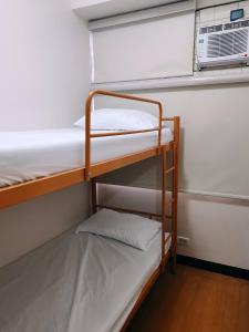 Ένα ή περισσότερα κρεβάτια σε δωμάτιο στο Charming 2BR Condo in Cambridge with WIFI, Smart TV