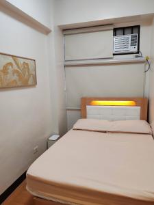 Ένα ή περισσότερα κρεβάτια σε δωμάτιο στο Charming 2BR Condo in Cambridge with WIFI, Smart TV