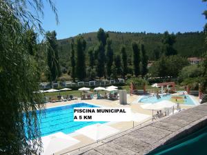 vista sulla piscina di un resort di El-Rei Dom Manuel Hotel a Marvão