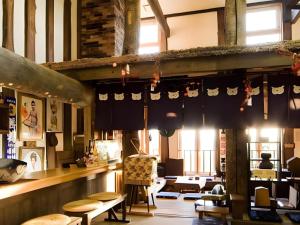 網走市にあるAuberge Kitano Dandanの部屋にテーブルと椅子がある店
