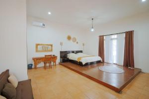 Ένα ή περισσότερα κρεβάτια σε δωμάτιο στο Natasya Suite Kuta Beach Hotel