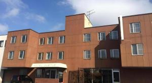 伊達市にあるDate Business Hotel Castleの窓が多い茶色の建物