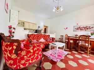 a living room with a couch and a table at Appartamento vacanze Le rose in Bosa