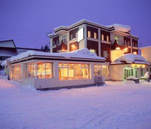 千国にあるHotel Eve Plazaの雪の建物