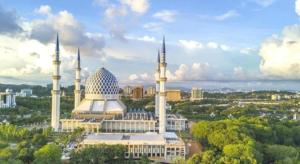 a building with two mosques in a city at OYO 223 D' Metro Hotel in Kampong Melayu Kebun Bunga +24 photos
