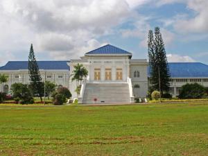 ジョホールバルにあるMIYABI HOTEL PERMASの白い大きな建物