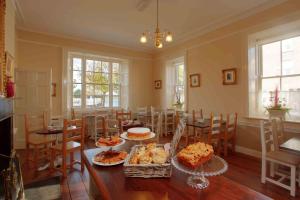 Corrib House Guest Accommodation في غالواي: غرفة طعام مع طاولة عليها طعام