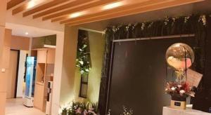 ジョホールバルにあるMIYABI HOTEL PERMASのリビングルーム(植物の入った大きな黒いドア付) +130枚の写真