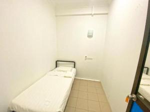 Cette petite chambre comprend un petit lit. dans l'établissement SPOT ON 90077 Cherry's Lodge, à Lahad Datu