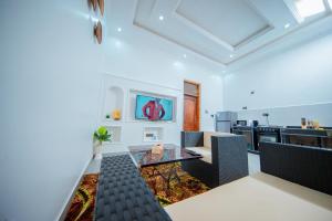 een woonkamer met een tafel en stoelen bij Negamsi Park in Babati