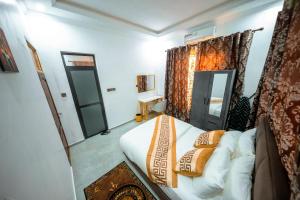 een slaapkamer met een bed en twee ramen bij Negamsi Park in Babati