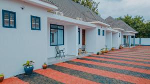 een huis met een rode loper ervoor bij Negamsi Park in Babati