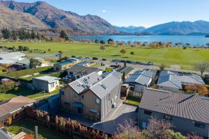 una vista aérea de una ciudad con lago y montañas en Aspiring View Apartments, en Wanaka