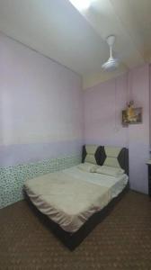 a bedroom with a bed in a room at Hotel O Penginapan Almera in Inanam