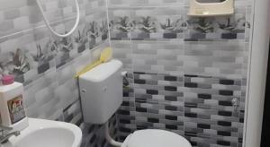 a bathroom with a toilet and a sink at OYO 90936 Hotel Manjoi Inn Ipoh in Jelapang +48 photos