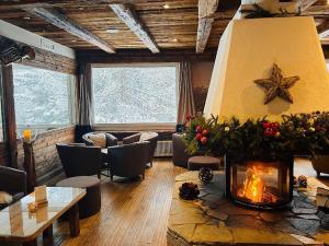 a living room with a fireplace in a room at Lifestyle & Spa Hotel Grächerhof in Grächen