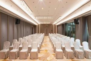 中山市にあるZhongshan Da Dong Yu Hotelの廊下の白い椅子