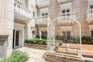 中山市にあるZhongshan Da Dong Yu Hotelの建物前金具