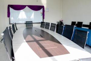 アロースターにあるHotel Darulaman Alor Setarの長いテーブルと椅子のある会議室