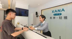 南昌Xana Lite·Nanchang Changbei Jiangxi University of Finance and Economics的站在房间里的一个男人和一个女人