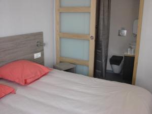 パルトネーにあるL'envers du Castilleのベッドルーム1室(白いベッド1台、赤い枕付)