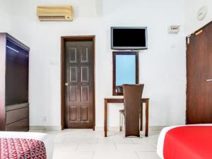 a room with a door and a tv on the wall at OYO 89571 Eco Palace hotel in Kuala Lumpur