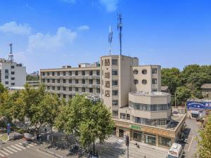 un grand bâtiment avec une tour au sommet dans l'établissement James Joyce Coffetel· Hefei Anhui Agricultural University, à Hefei