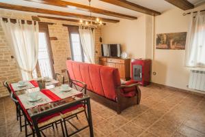 sala de estar con sofá y mesa en Apartamentos Rurales Millan, en La Mata de los Olmos