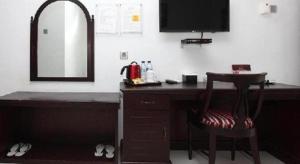 cocina con escritorio con silla y espejo en Toba Beach Hotel, en Tomok