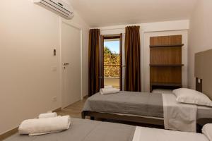 a hotel room with two beds and a window at Il Nido dei Merli in Fiumicino